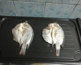 Foto langkah ke 3 dari resep Ikan mujair panggang kecap asam manis.
