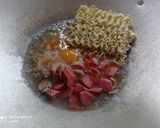 Foto langkah ke 3 dari resep Seblak mie sosis.