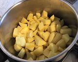 Une image de l'étape 1 de Écrasée onctueuse de pommes de terre au curcuma.