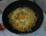 Foto langkah ke 5 dari resep Mi Instan Keju Telur.