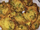 Buñuelos de arroz, lechuga y zanahorias