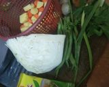 Foto langkah ke 1 dari resep Sayur sop bakso simple.