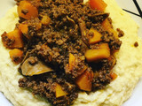 Cremige Polenta mit Hackfleisch-Kürbis-Ragout