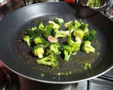 Foto del passaggio 3 della ricetta Tortiglioni broccoli croccanti, crema di broccoli e salsiccia