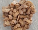 Une image de l'étape 2 de Pâtes complètes aux champignons et marrons.