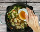 A picture of step 4 of Giouvetsi with Chicken.