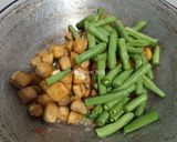 Foto langkah ke 4 dari resep Oseng Tempe Gembus dan Buncis.