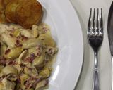 Foto del paso 1 de la receta: Pollo al champignon con jamón crudo y papas doradas