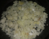 Foto del paso 1 de la receta: Habas con cebolla y pollo