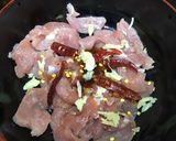 รูปขั้นตอนการทำที่ 1 ของ หมูผัดกะปิ