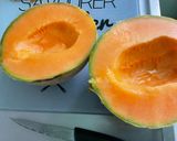 Une image de l'étape 3 de Salade de fruits aux deux melons, raisins et abricots.
