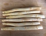 A picture of step 1 of White asparagus with lemon and pistachios - vegan.
