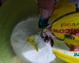 Foto langkah ke 2 dari resep Es krim lilin isi mangga lapis coklat.