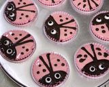 Foto langkah ke 8 dari resep Ladybugs CupCake.