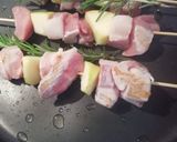 Foto del passaggio 9 della ricetta Spiedini di lombo di maiale con salsa di mele, zenzero e rosmarino