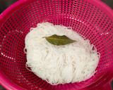 Foto del paso 3 de la receta: Noodles de arroz con salsa de tomate casera y panceta