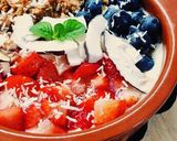 Foto del passaggio 2 della ricetta Breakfast bowl con yogurt di soia, granola e frutta fresca