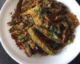 A picture of step 4 of Besan bhindi.