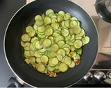 Foto del passaggio 4 della ricetta Riso con zucchine e gamberetti