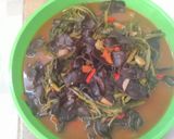 Foto langkah ke 5 dari resep Tumis Kangkung Jamur kuping.