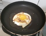 Foto langkah ke 4 dari resep Telor Ceplok Kecap Asin.