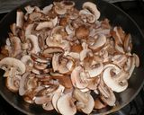 Foto del paso 4 de la receta Pizza de pollo, setas y pasta de jengibre y ajo