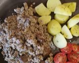 Kiadós reggeli velővel, májjal és tojással, köretnek főtt burgonya recept fázis 4 fotója