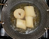Foto langkah ke 3 dari resep Singkong Ketumbar Goreng.