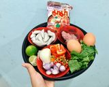 รูปขั้นตอนการทำที่ 1 ของ ยำมาม่าหมูสับไข่ต้มยางมะตูม