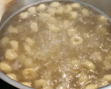 Foto del paso 4 de la receta: Tortellini de carne a la crema con jamón y Parmesano