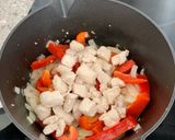 A picture of step 3 of Creamy chicken paprika pasta.