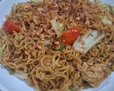 Foto langkah ke 8 dari resep Mie Instan Goreng Kreasi Rumahan 🍜🔥 Garing Gurih Ala Warung, Bumbu Meresap Banget!.