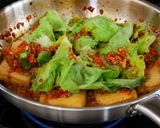 Foto langkah ke 3 dari resep Tumis Tahu Pedas Okra & Lettuce.