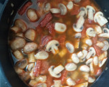 Foto del paso 3 de la receta: Champiñones en salsa con chorizo y huevo