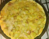 Foto del paso 4 de la receta: Tortilla de papa con cebollita picada!!
