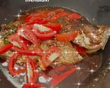 Foto langkah ke 2 dari resep Ikan gurami paprika merah.