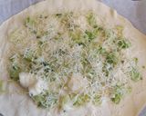 Foto del paso 2 de la receta: Hojaldrado de cebolletas, con queso y chorizo colorado