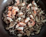 Foto del paso 2 de la receta: Revuelto de setas con gambas