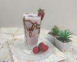A picture of step 3 of Strawberry shake with chocolate sauce.