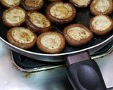 A picture of step 2 of Pan Fry Garlic Salt Buttered Mushroom 5 Mins.