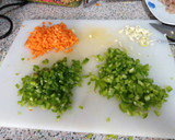 Foto del paso 1 de la receta: Pimientos Rellenos de pollo y verduras al horno