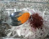 A picture of step 4 of Onion salad.
