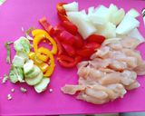 รูปขั้นตอนการทำที่ 1 ของ ไก่ผัดซอสพริกไทยดำ