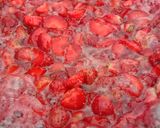 Foto langkah ke 2 dari resep Selai Strawberry.