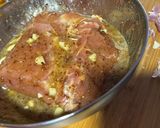 Foto del paso 3 de la receta: Lomo de cerdo al horno marinado con salsa de mostaza y miel