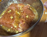 Foto del paso 3 de la receta: Lomo de cerdo al horno marinado con salsa de mostaza y miel