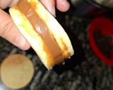 Foto del paso 4 de la receta: Alfajores cubiertos de chocolate blanco