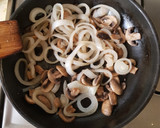 Foto del paso 4 de la receta: Muslos a la mostaza con guarnición de pimientos y champiñones