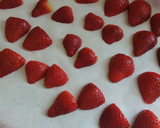 Foto del paso 3 de la receta: Tarta de masa quebrada crema pastelera y fresas