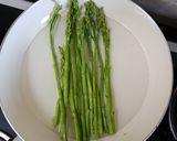 A picture of step 1 of Creamy Mushroom with Asparagus.